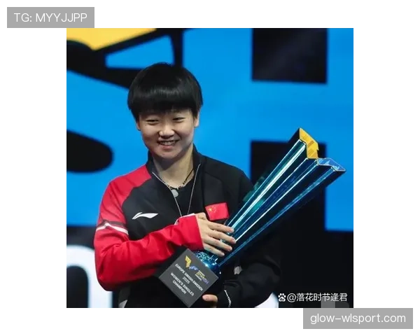孙颖莎的行李箱里塞了三块板子,一块比一块贵 孙颖莎的行李箱里塞了三块板子,一块比一块贵