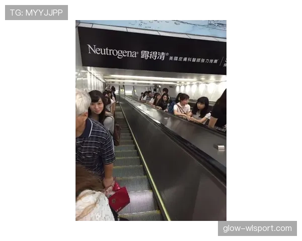 李冰洁地铁站排队吃外卖,手上那只包比我一年工资还贵 李冰洁地铁站排队吃外卖,手上那只包比我一年工资还贵